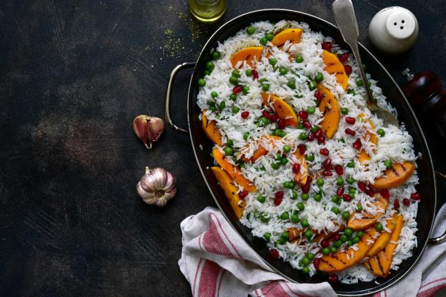 Pilaf de riz épicé à la courge et à l'épinard