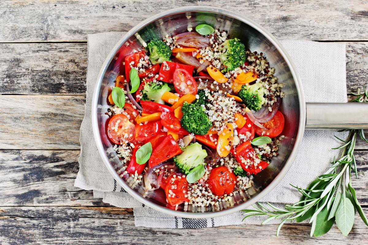 Salade complète quinoa, poulet, cranberries, feta