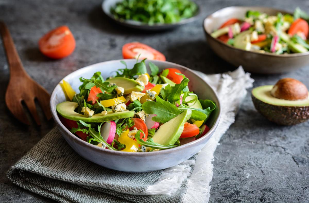 Salade de roquette, tomates, avocat et grenade