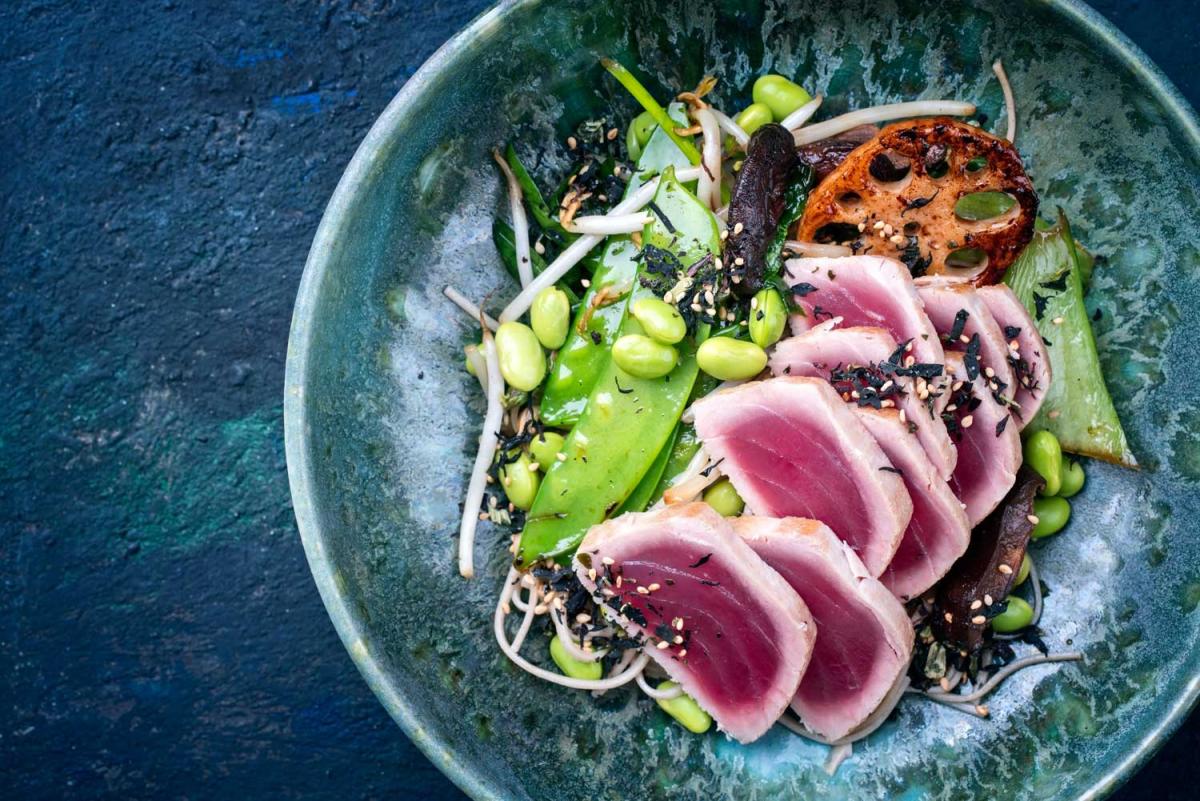 Thon façon tataki et tagliatelles de concombre